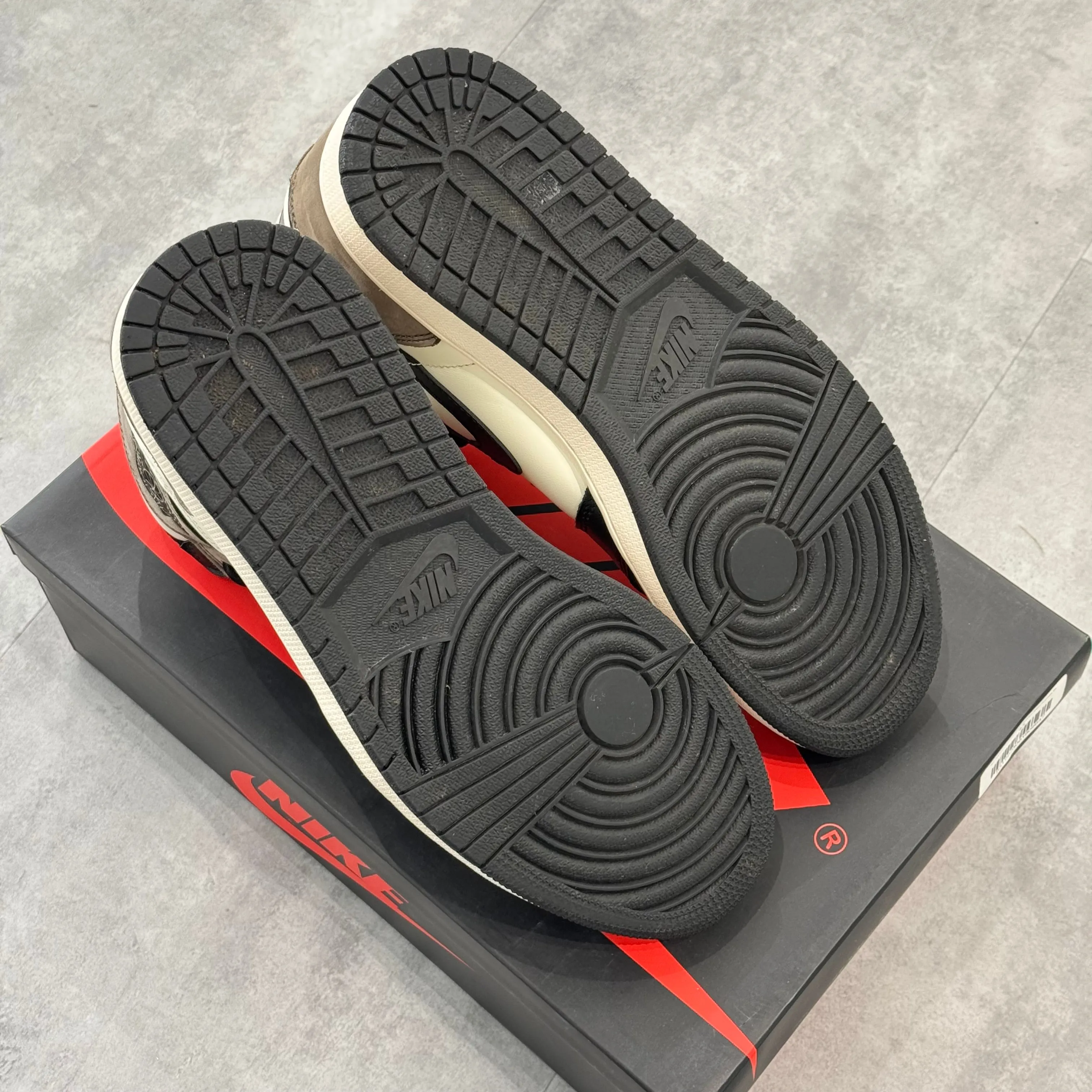Air Jordan 1 Retro High Dark Mocha (44.5) - Usado