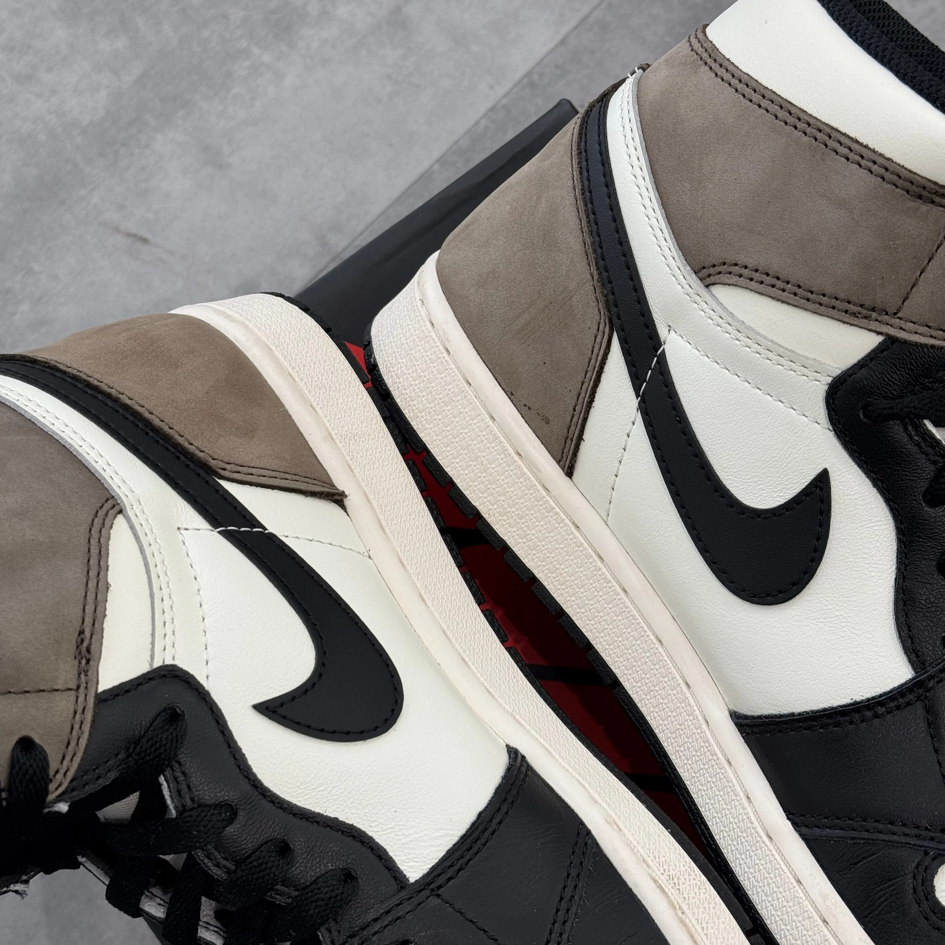Air Jordan 1 Retro High Dark Mocha (44.5) - Usado
