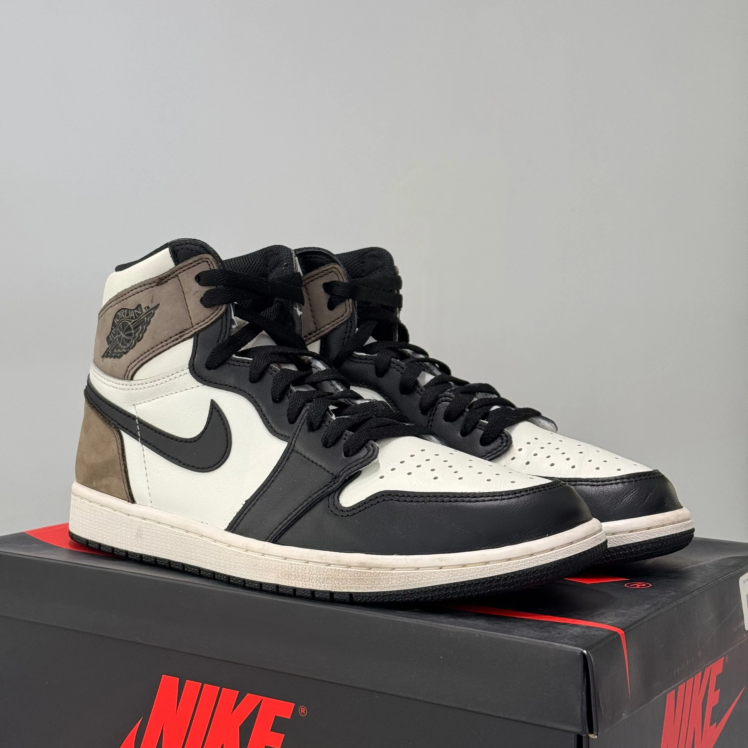 Air Jordan 1 Retro High Dark Mocha (44.5) - Usado