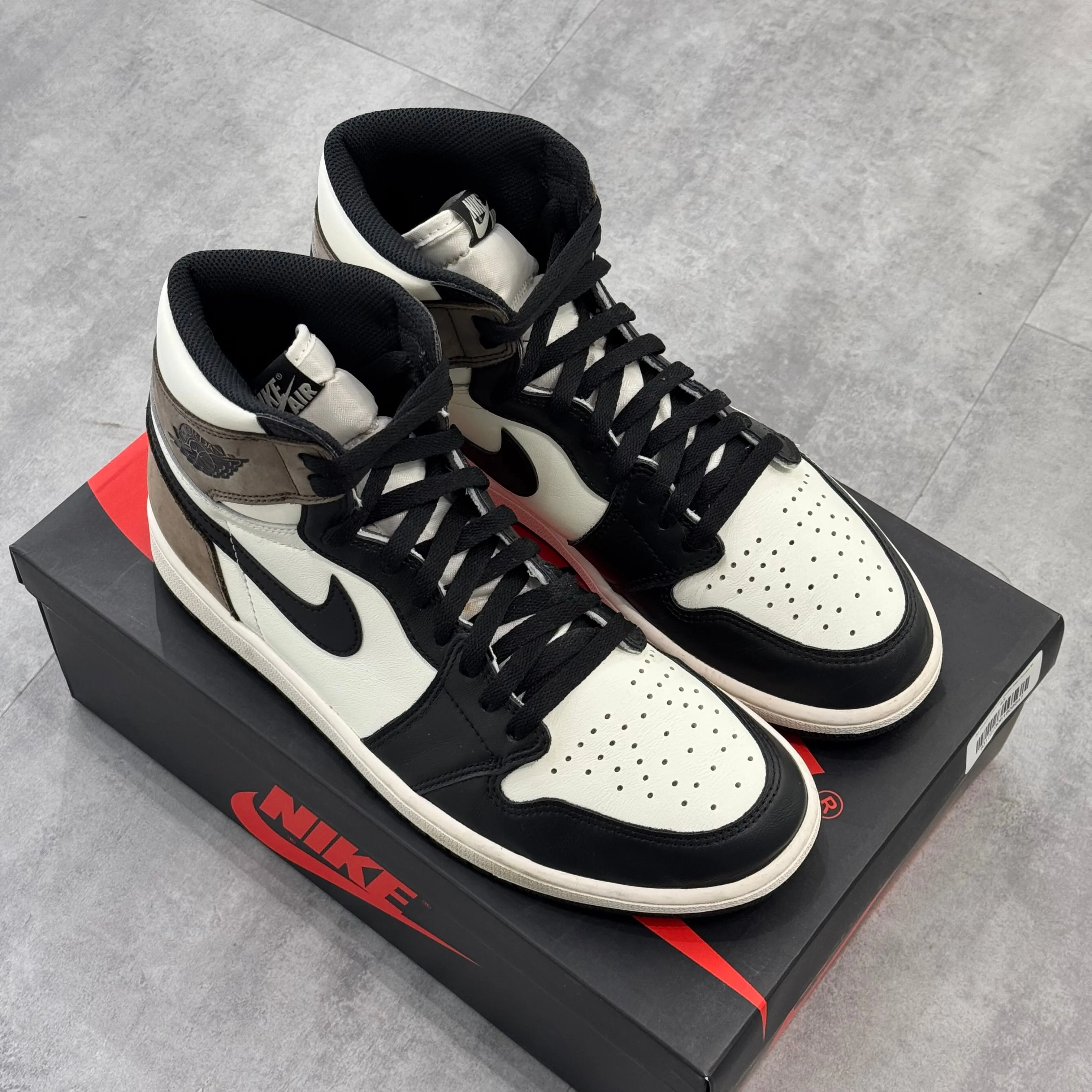 Air Jordan 1 Retro High Dark Mocha (44.5) - Usado