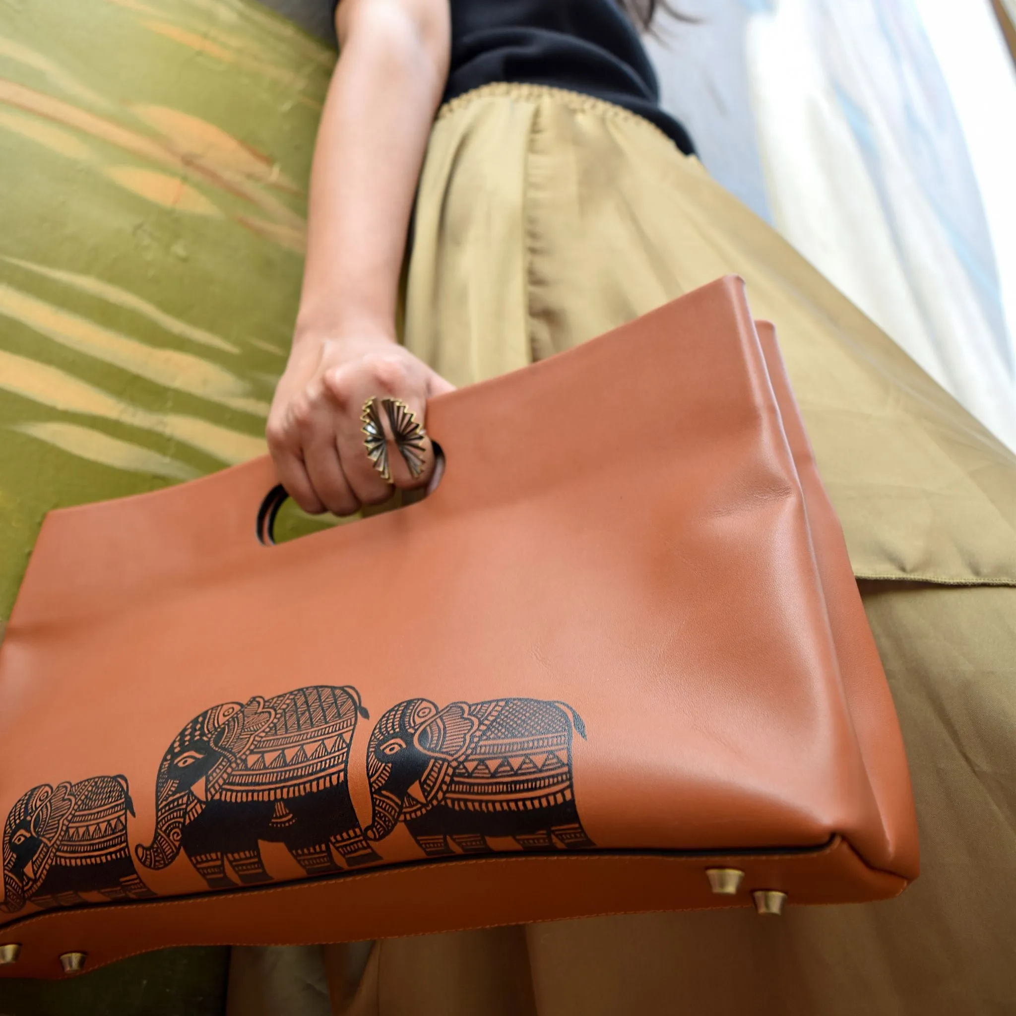 Handheld Tote – Tan